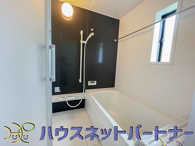 高級感溢れるカラーと大きさ・柔らかな曲線で構成された半身浴も楽しめるバスタブが心地よさをもたらします。窓もあるので換気もしっかりできますね。