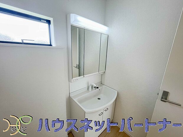 十分な大きさの洗面台は、身だしなみチェックや歯磨きなど、朝の慌ただしい時間でもホテルライクなスペースで余裕とゆとりを感じて頂けます。