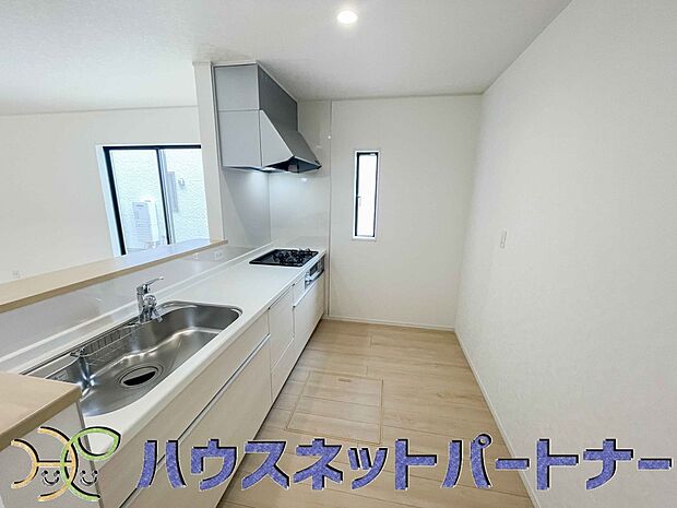 キッチン吊戸棚を無くす事によって、コミュニケーションを重視した設計に致しました。区画によって変わる一体感を、実際にご覧になって頂けましたらと思います。