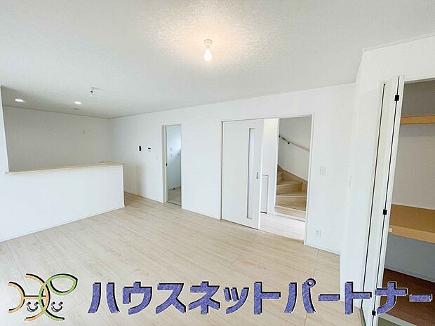 お料理できたらカウンターから手渡しができます。家族で会話をしながらお料理を楽しく。