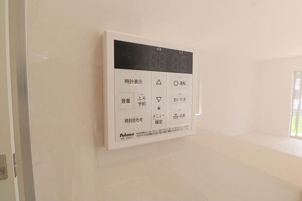 追い焚きで消費されるガス代(もしくは電気代)と、お湯張りの費用を比較したところ、追い焚きがほぼ半額の値に。家計に優しい機能であることがわかります。