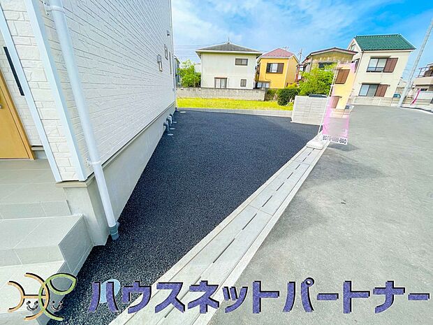 駐車場がある戸建を持つ最大のメリットは、駐車場代金を支払い続ける必要がないことです。賃貸住宅に住んでいる方が、戸建の購入を考えるきっかけに挙げることが多いようです。
