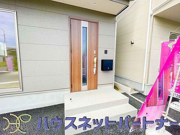 お客様も迎える玄関は高級感のある造りです。