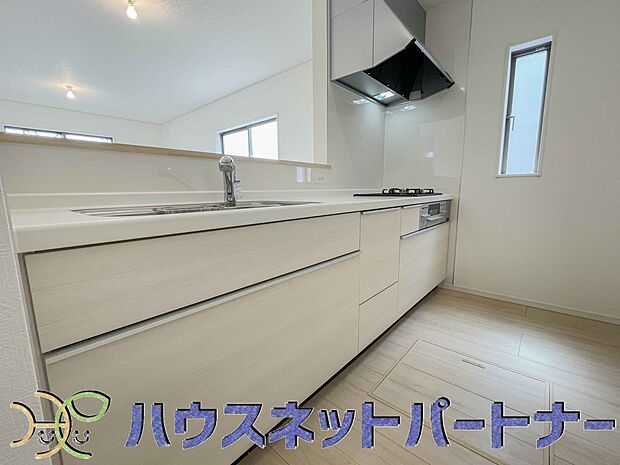 カウンターキッチンは広くて収納力もあるので、快適に料理をすることができます。食器や炊事用具を手の届くところに配置しやすいため調理もスピーディーです。