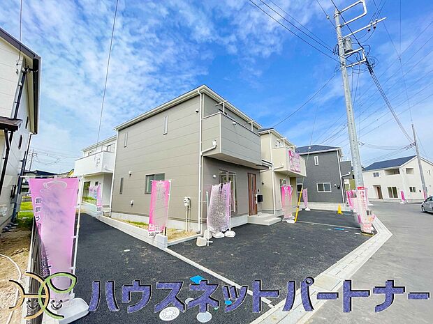 ゆったりとした駐車スペースを確保いたしましたので、大きめのお車でも駐車可能です。自転車やバイクなど、ゆとりのある敷地で置き場所に困ることはないでしょう。