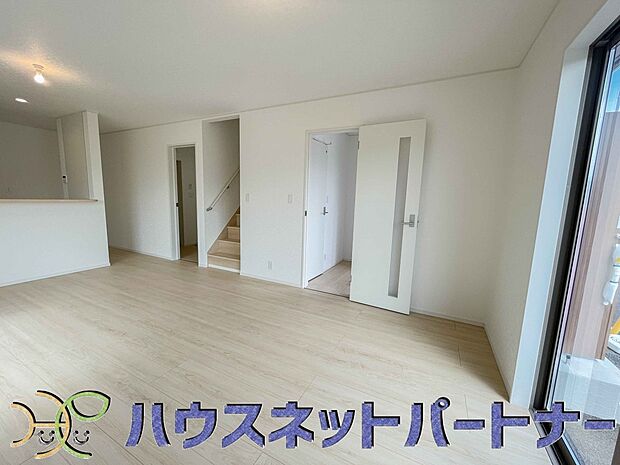 リビングは、食事スペースと寛げる場所設けてもまだ余裕の広さ。明るい光が照らしてくれます。
