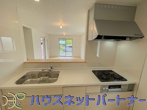 家族の様子を見ながらキッチンでお料理。一日の出来事を会話しながらの家事は嬉しいコミュニケーション。