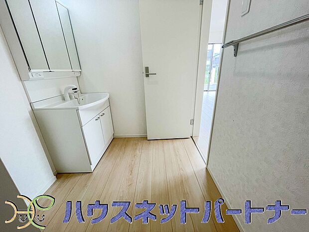 毎日使う洗濯機。しっかりと奥行きのある置き場が確保されています。