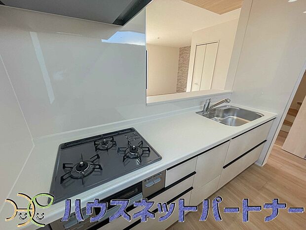 三口コンロで料理の幅を拡げてくれる使いやすいシステムキッチンを採用。洗い場も大きいので野菜や食器を洗ったりする際にも捗り、奥様の強い味方となってくれるはずです。