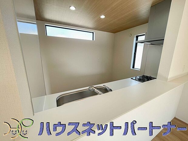 明るく開放的なオープンキッチン。家族とのコミュニケーションが取りやすく、みんなの笑顔が溢れます。
