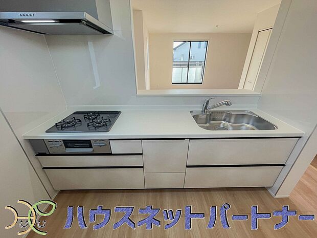 家族の様子を見ながらキッチンでお料理。一日の出来事を会話しながらの家事は嬉しいコミュニケーション。