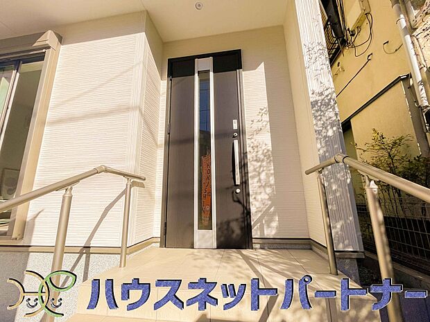 お客様も迎える玄関は高級感のある造りです。