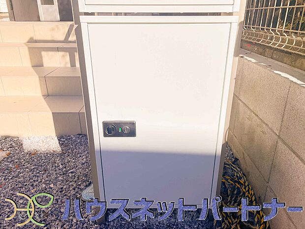宅配ボックス。好きな時間にいつでも荷物を受取れるため、到着時間を気にして自宅で待機したり、再配達の連絡をする手間がかかりません。共働きなど不在が多い方、ネット通販の利用が多い方に大変便利。