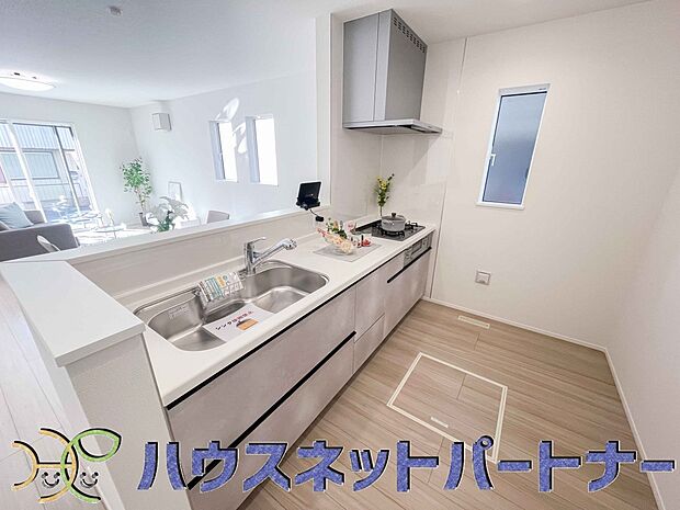 明るい自然光が入る作業スペースを多くとったキッチン採用。夫婦揃ってキッチンに立っても調理がしやすく、家事をしながら会話も弾みます。食器類もすっきりと片付く収納力。