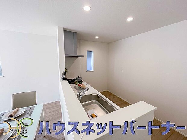 キッチン吊戸棚を無くす事によって、コミュニケーションを重視した設計に致しました。区画によって変わる一体感を、実際にご覧になって頂けましたらと思います。 