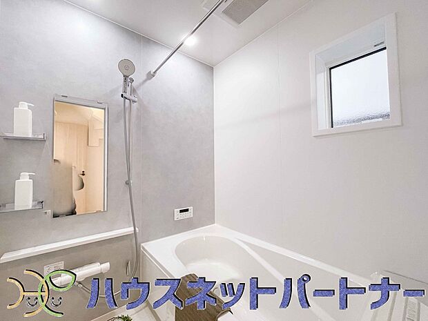 明るい作りの浴室は心も体もリフレッシュさせてくれます。窓もあるので湿気を外へ逃がすことも出来ます。