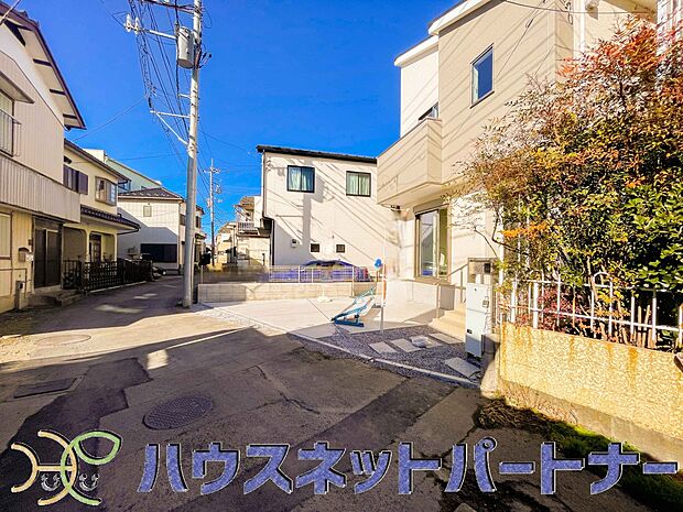 前面道路の日当たりの良い明るいお家。