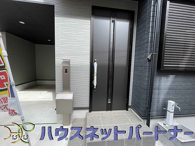 玄関の扉を開けるとそこは家族の待つお家。笑い声が聞こえてきそう。