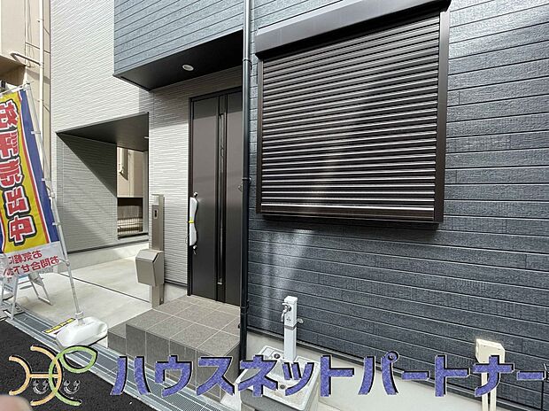 玄関前に季節のお花を置いて可愛く演出してみてはいかがですか。楽しいお家造りが待っています。