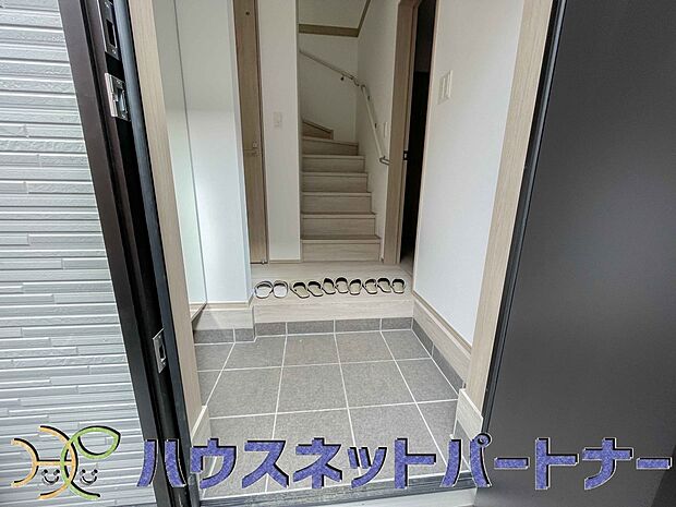 広々な玄関は、ご家族やお友達を迎え入れてくれるスタイリッシュな造りです。周りにお花を置いて自分流の演出をするのも楽しいですよね。