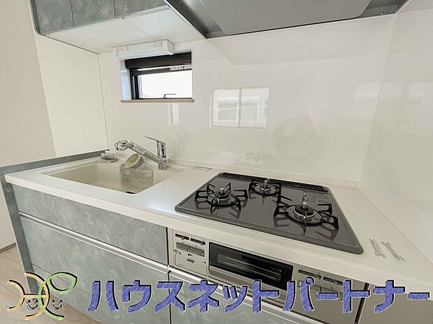 三口コンロで料理の幅を拡げてくれる使いやすいシステムキッチンを採用。洗い場も大きいので野菜や食器を洗ったりする際にも捗り、奥様の強い味方となってくれるはずです。