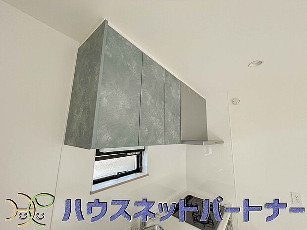 キッチンの吊り戸棚は貴重な収納スペース。また、見た目以上に大容量ですので上手に使いこなすと収納力が格段にアップしますよ
