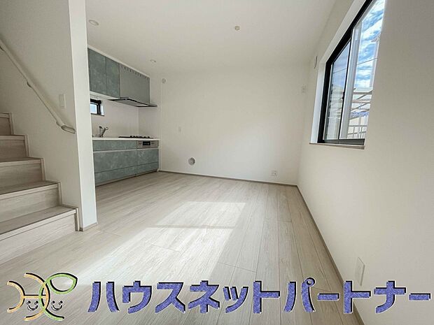 リビングは、食事スペースと寛げる場所設けてもまだ余裕の広さ。明るい光が照らしてくれます。