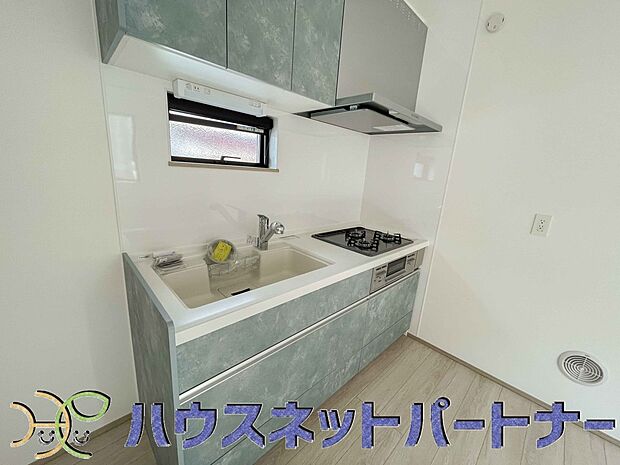 取っ手をなくすことによって動きやすさを考えたキッチン。コンロも3口あるので料理のレパートリーも増え、忙しい時の時短料理にも。