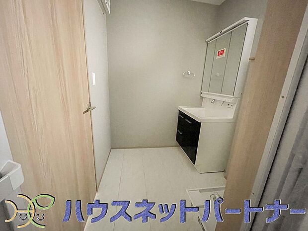 広い脱衣所、洗面台も大きなサイズを設置。建売では見ない広さと解放感。
