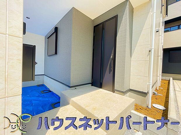 玄関の扉を開けるとそこは家族の待つお家。笑い声が聞こえてきそう。