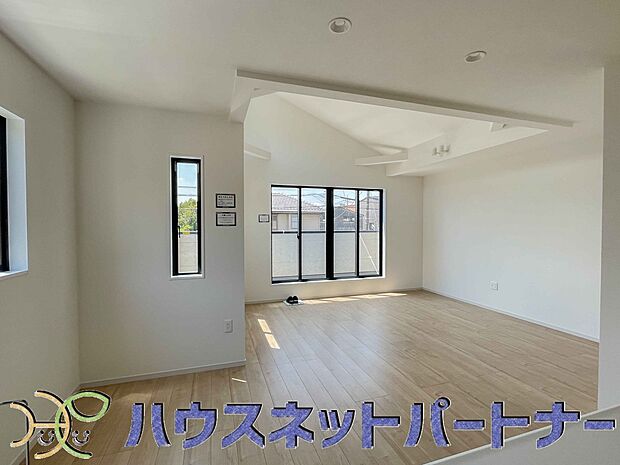 整然とした空間演出、快適な理想の暮らしの実現は家のみの拘りではなく、そこで暮らす方々にとって素敵な環境であることも挙げられると思います。四季折々の変化が奏でる鼓動を楽しんで下さい。