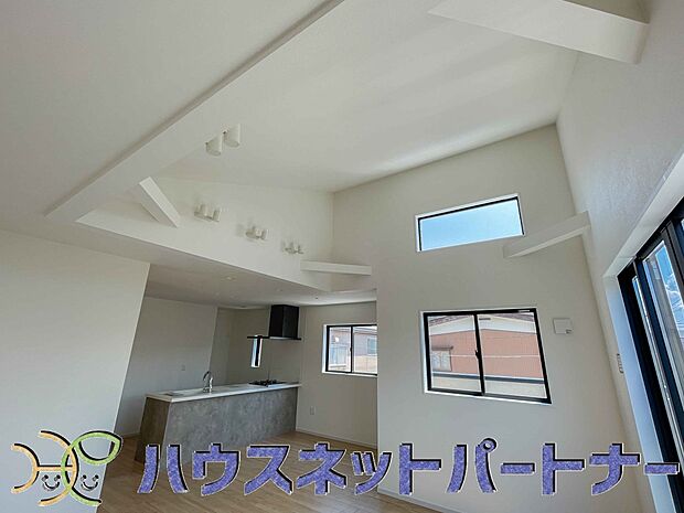 太陽の光が照らす明るいリビングは、開放感があり通風・採光に優れ、心地よい光と風が舞い込んできます。心休まるリビングは何よりも快適な時間を過ごせます。