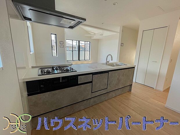 家族の様子を見ながらキッチンでお料理。一日の出来事を会話しながらの家事は嬉しいコミュニケーション。