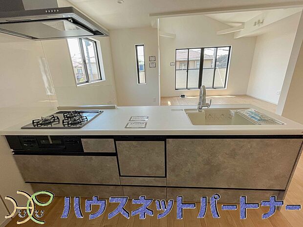 ビルトイン食器洗乾燥機完備。家事のお手伝いをしてくれる奥様の味方です。食器を洗っている間にお掃除など、様々なシーンで家事の時短に役立つ食洗機。省スペースのビルトインタイプを採用致しました。