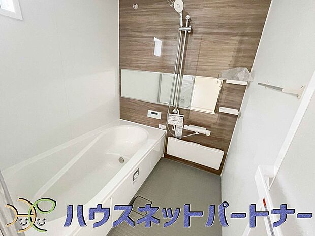 明るい作りの浴室は心も体もリフレッシュさせてくれます。窓もあるので湿気を外へ逃がすことも出来ます。