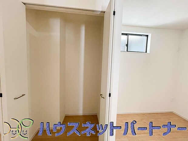 壁面クローゼットのメリットは、衣類が横一列に並ぶためひと目で洋服が選びやすいこと。衣類をたくさんお持ちの方も、限られたスペース内に無理なく収納することができます。
