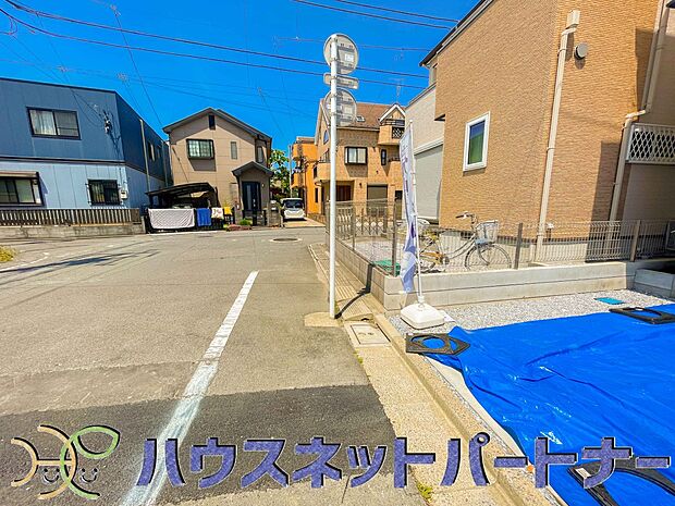 前面道路でお車を駐車するのも楽々。