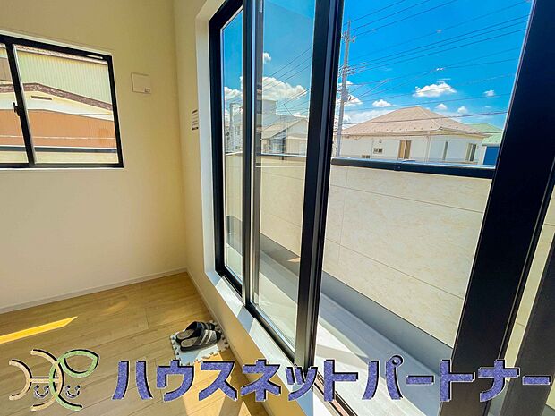 青い空が近くに感じるバルコニーは、爽やかな風をお部屋へ運んでくれます。