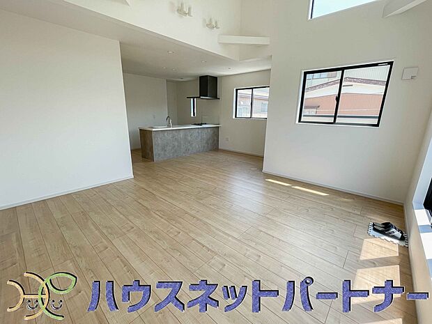 リビングは、食事スペースと寛げる場所設けてもまだ余裕の広さ。明るい光が照らしてくれます。