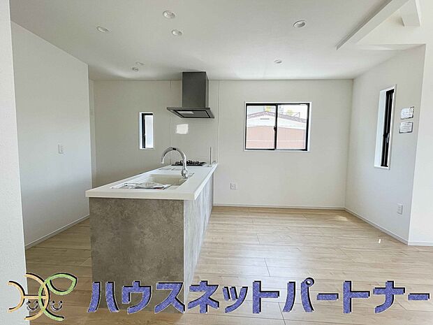 カウンターがあると配膳が楽なことがメリットの一つ。後片付けをするときも、ダイニングテーブルからあまり動かずに流し台へ運ぶことができるので便利です♪