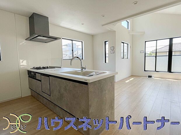 家族の様子を見ながらキッチンでお料理。一日の出来事を会話しながらの家事は嬉しいコミュニケーション。