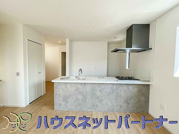 カウンターキッチンなら、リビングで遊ぶ子供の様子を見ながら料理ができるので安心です。料理を運んでもらったり、子供にお手伝いしてもらいやすいのもいいですね。