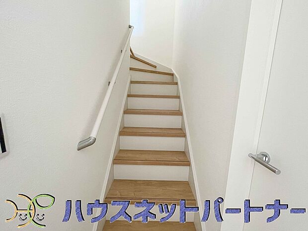 手すりがないと階段の昇り降りで危険なことはもちろん、壁に手をつきながら歩くことで壁紙が汚れやすくなります。すべての方に安心して昇り降りしていただくため、手すりを設置しました。