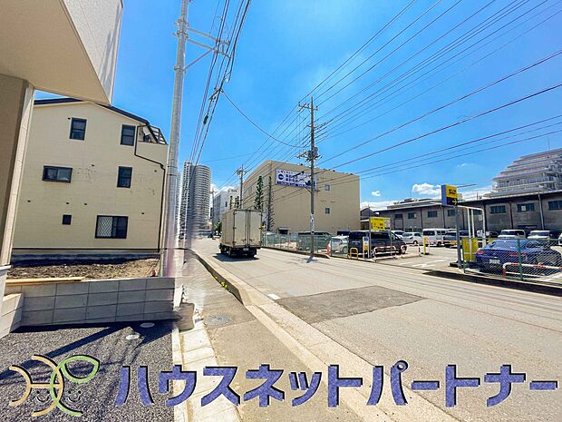 前面道路の日当たりの良い明るいお家。