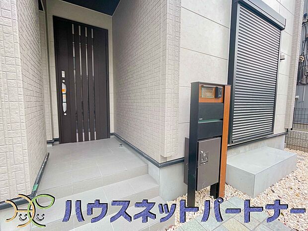 宅配ボックス。好きな時間にいつでも荷物を受取れるため、到着時間を気にして自宅で待機したり、再配達の連絡をする手間がかかりません。共働きなど不在が多い方、ネット通販の利用が多い方に大変便利。