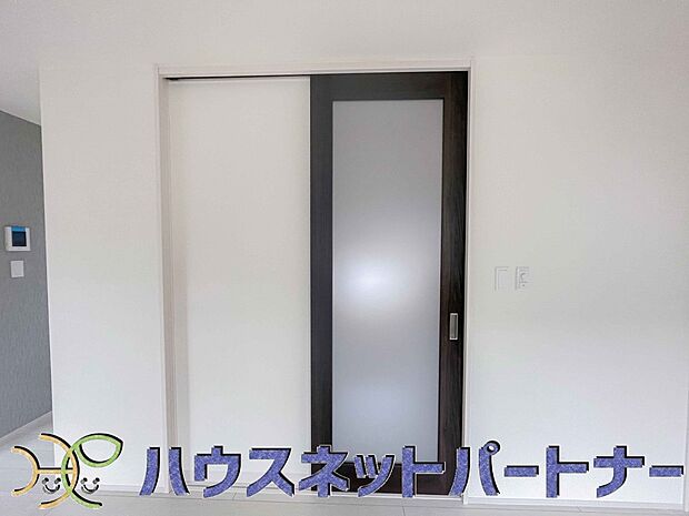 開ければ解放、閉めれば温快。リビングと階段を分ける、快適の境界線