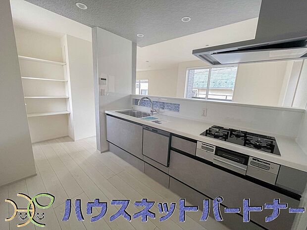 三口コンロで料理の幅を拡げてくれる使いやすいシステムキッチンを採用。洗い場も大きいので野菜や食器を洗ったりする際にも捗り、奥様の強い味方となってくれるはずです。
