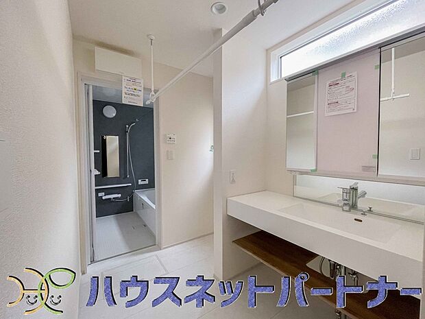 明るい清潔感のある洗面所は、鏡も大きくシンクが広々。朝の支度も楽にこなせます。