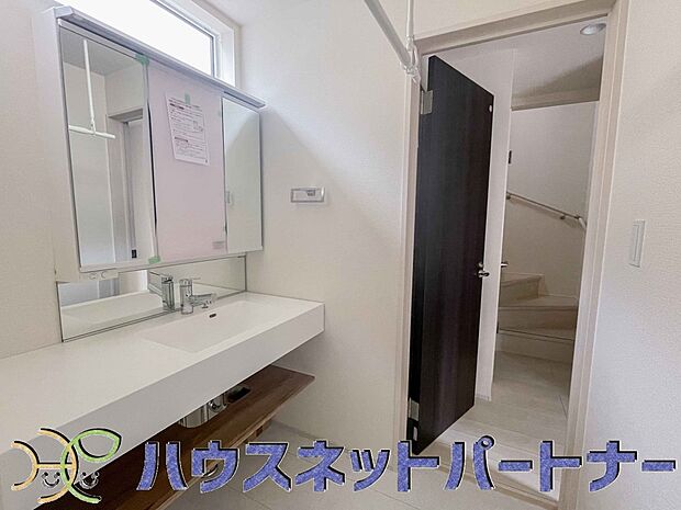 洗面室は窓の光が差し込み明るく清潔感があります。三面鏡は朝の支度が大助かり。