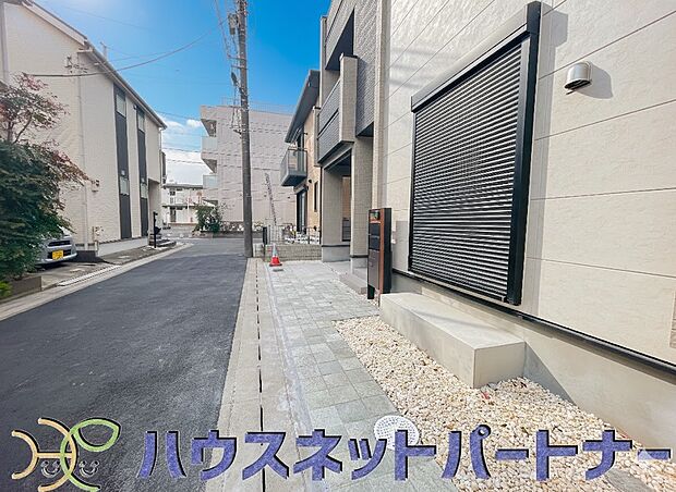 前面道路でお車を駐車するのも楽々。